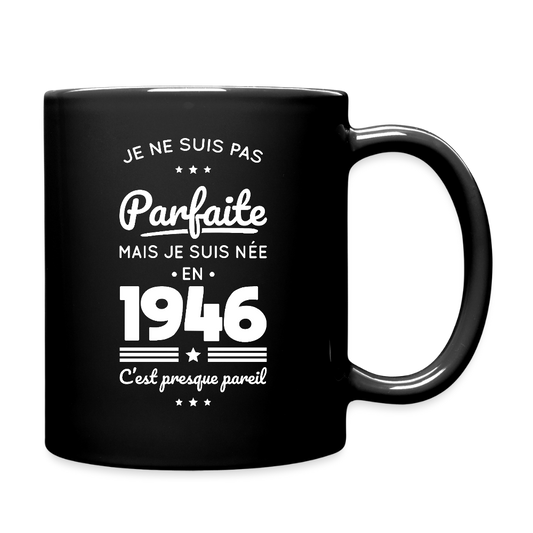 Mug uni anniversaire femme 80 ans – Pas parfaite mais née en 1946 - noir