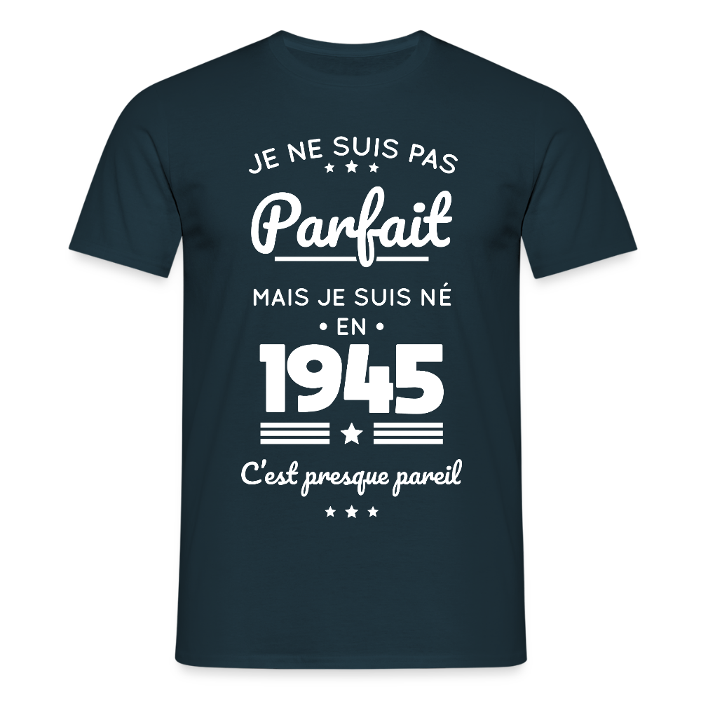 T-shirt Homme - Anniversaire 80 Ans - Pas parfait mais né en 1945 - marine