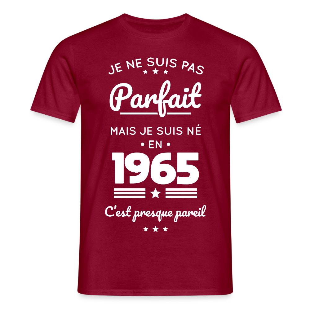 T-shirt Homme - Anniversaire 60 Ans - Pas parfait mais né en 1965 - rouge brique