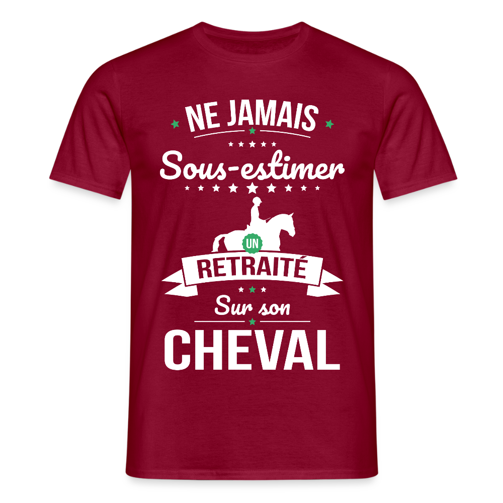 T-shirt Homme - Ne jamais sous-estimer un retraité sur son cheval - rouge brique