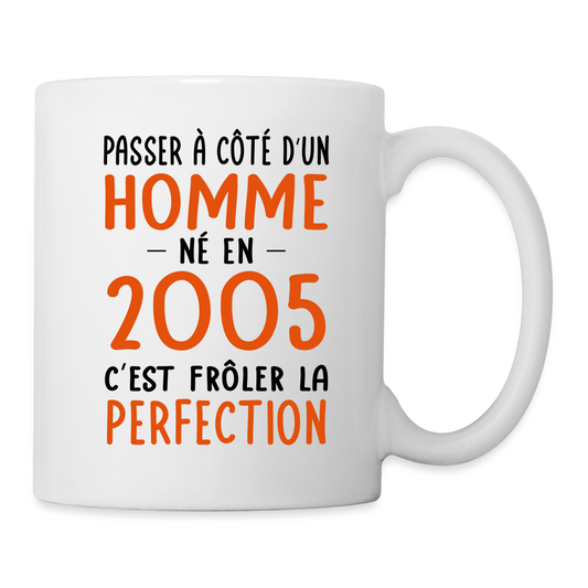 Mug blanc - Anniversaire 20 Ans - Né en 2005 - Frôler la perfection - blanc
