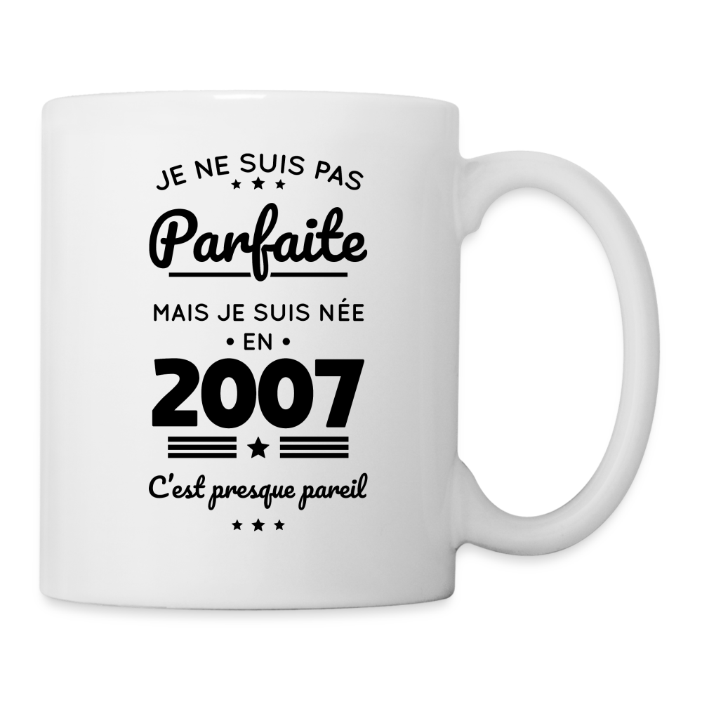 Mug blanc - Anniversaire 18 Ans - Pas parfaite mais née en 2007 - blanc