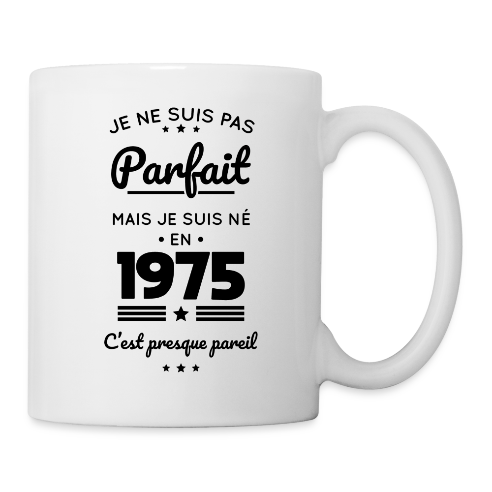 Mug blanc - Anniversaire 50 Ans - Pas parfait mais né en 1975 - blanc