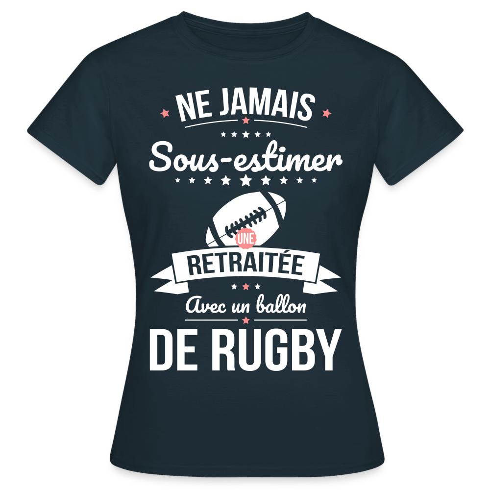 T-shirt Femme - Ne jamais sous-estimer une retraitée avec un ballon de rugby - marine