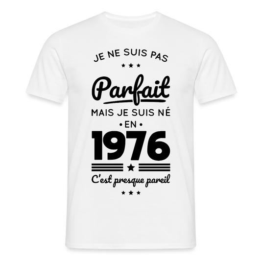 T-shirt anniversaire homme 50 ans coloris clair – Pas parfait mais né en 1976 - blanc