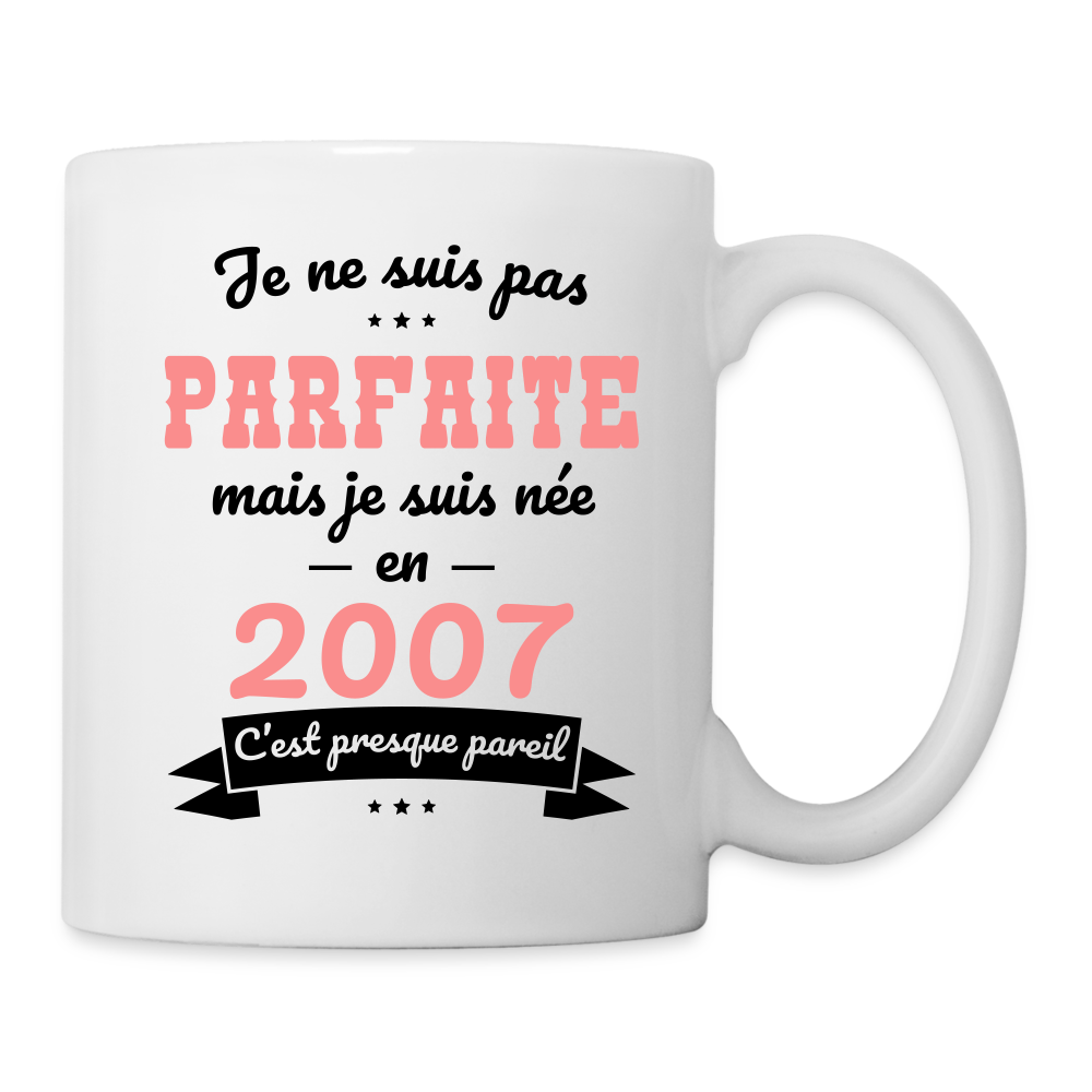 Mug blanc - Anniversaire 18 Ans - Pas parfaite mais née en 2007 - blanc