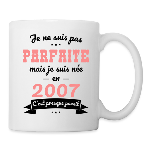 Mug blanc - Anniversaire 18 Ans - Pas parfaite mais née en 2007 - blanc
