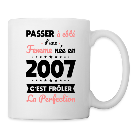Mug blanc - Anniversaire 18 Ans - Née en 2007 - Frôler la perfection - blanc