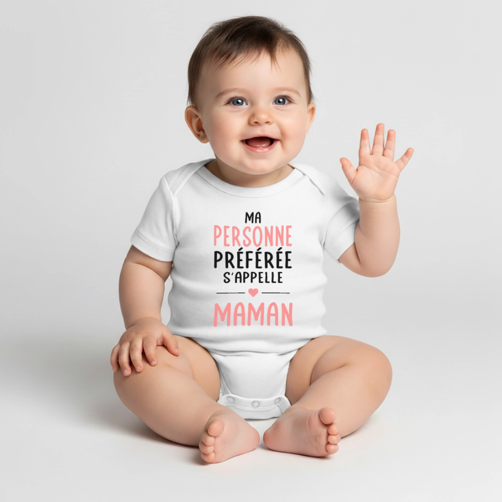 Body bébé bio manches courtes coloris clair texte rose - Ma personne préférée s’appelle Maman - blanc