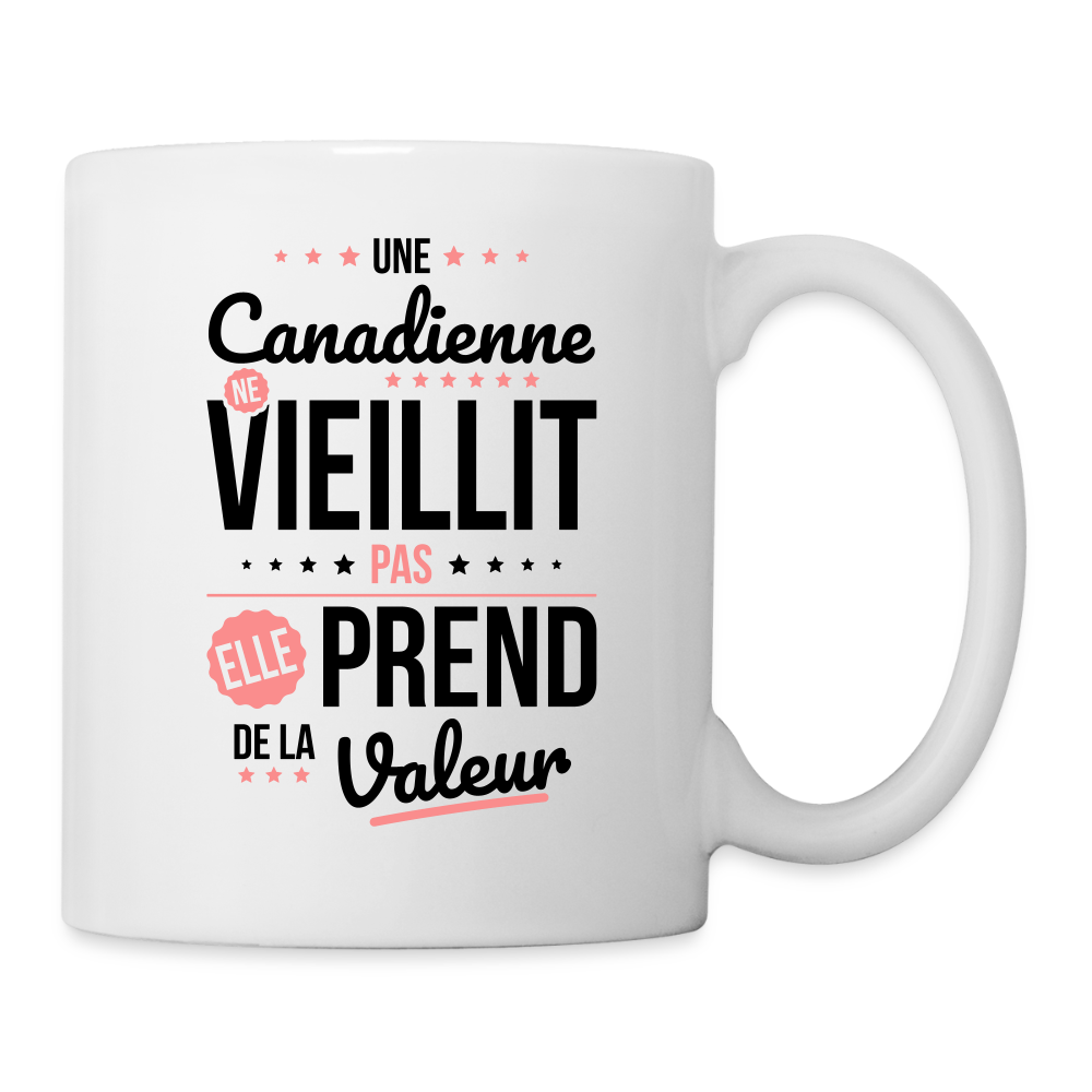 Mug blanc - Une Canadienne ne vieillit pas - blanc