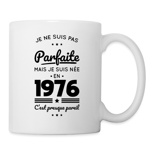 Mug blanc anniversaire femme 50 ans – Pas parfaite mais née en 1976 - blanc