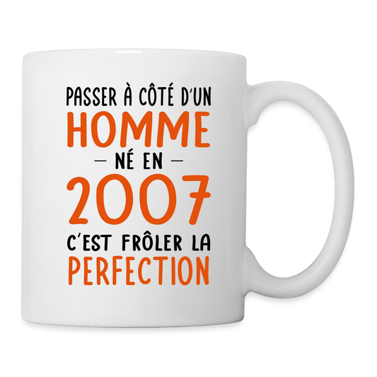 Mug blanc - Anniversaire 18 Ans - Né en 2007 - Frôler la perfection - blanc
