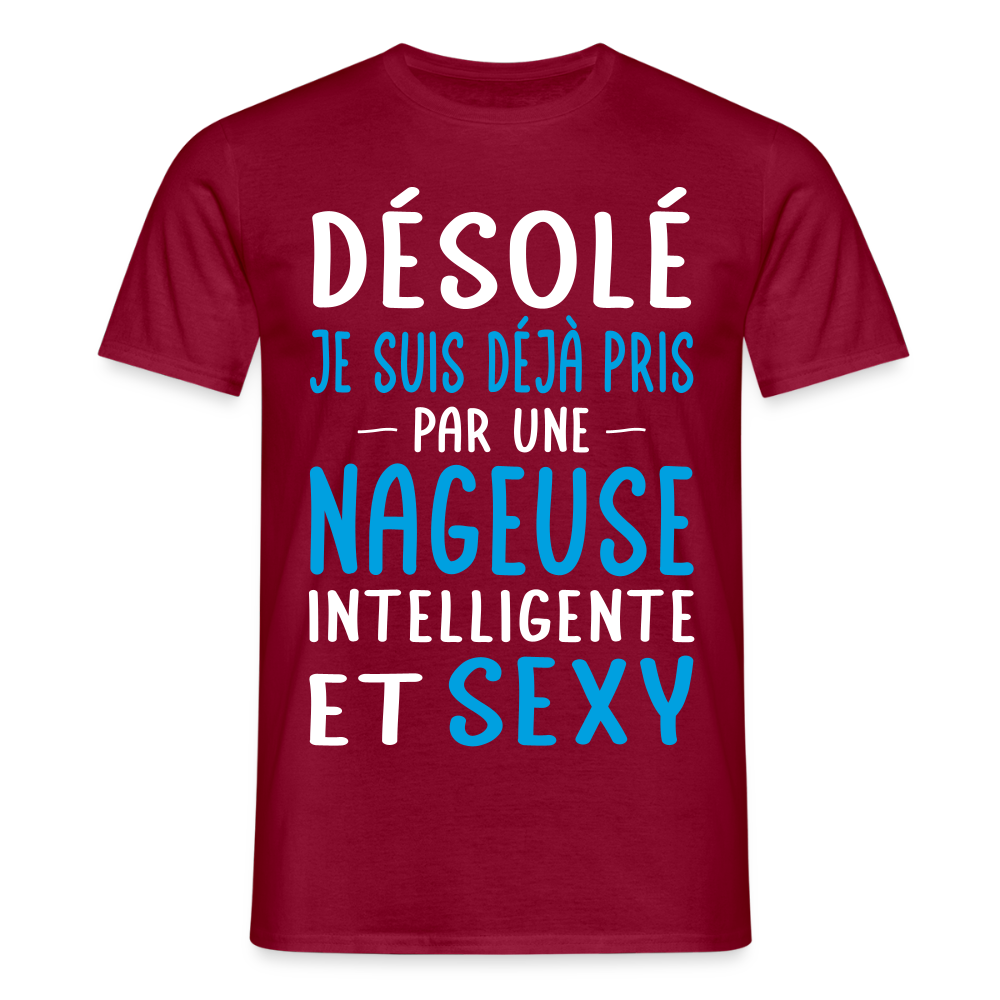 T-shirt Homme - Je suis pris par une nageuse intelligente et sexy - rouge brique