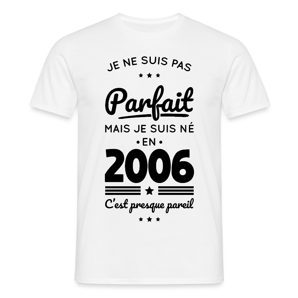 T-shirt anniversaire homme 20 ans coloris clair – Pas parfait mais né en 2006 - blanc