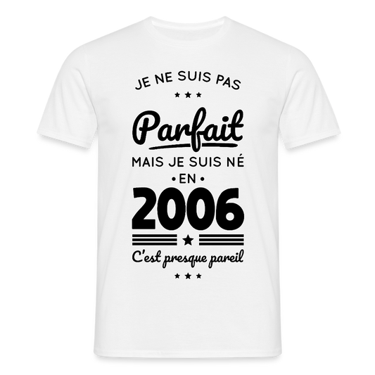 T-shirt anniversaire homme 20 ans coloris clair – Pas parfait mais né en 2006 - blanc