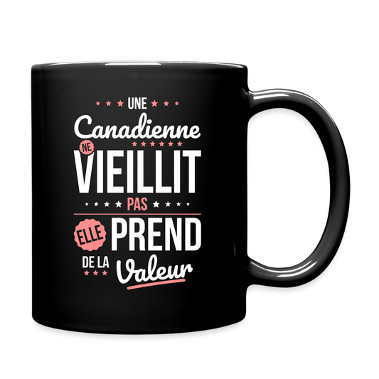 Mug uni - Une Canadienne ne vieillit pas - noir