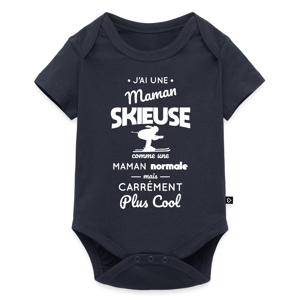 Body Bébé bio manches courtes - J'ai une maman skieuse - bleu marine