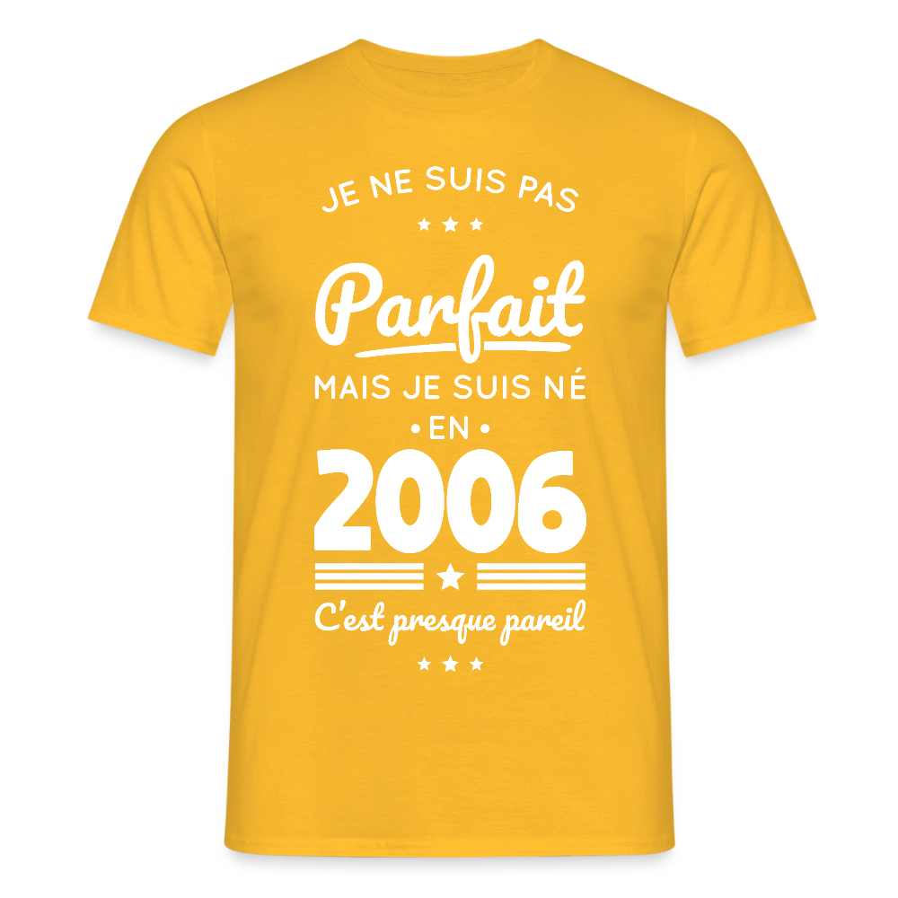 T-shirt anniversaire homme 20 ans – Pas parfait mais né en 2006 - jaune