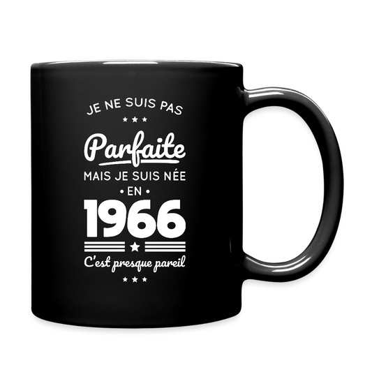 Mug uni anniversaire femme 60 ans – Pas parfaite mais née en 1966 - noir