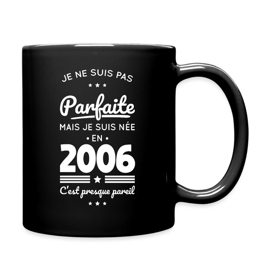 Mug uni anniversaire femme 20 ans – Pas parfaite mais née en 2006 - noir