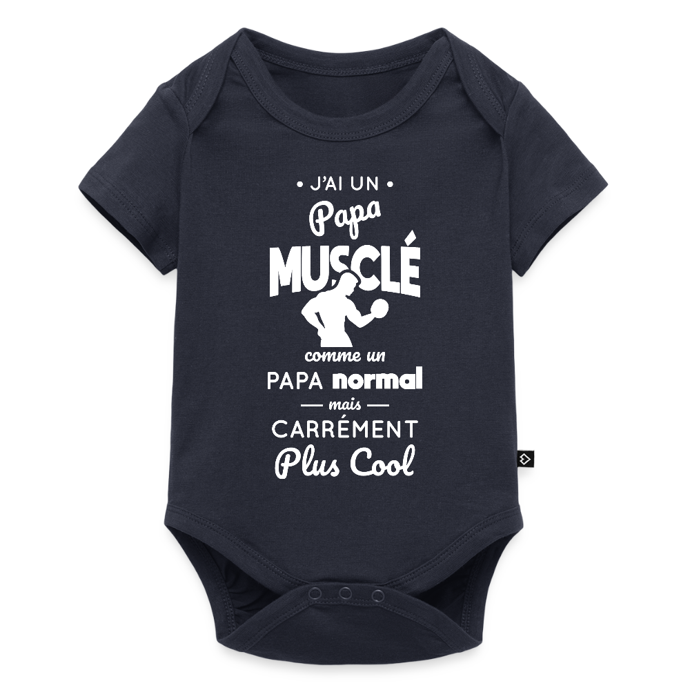 Body Bébé bio manches courtes - J'ai un papa musclé - bleu marine