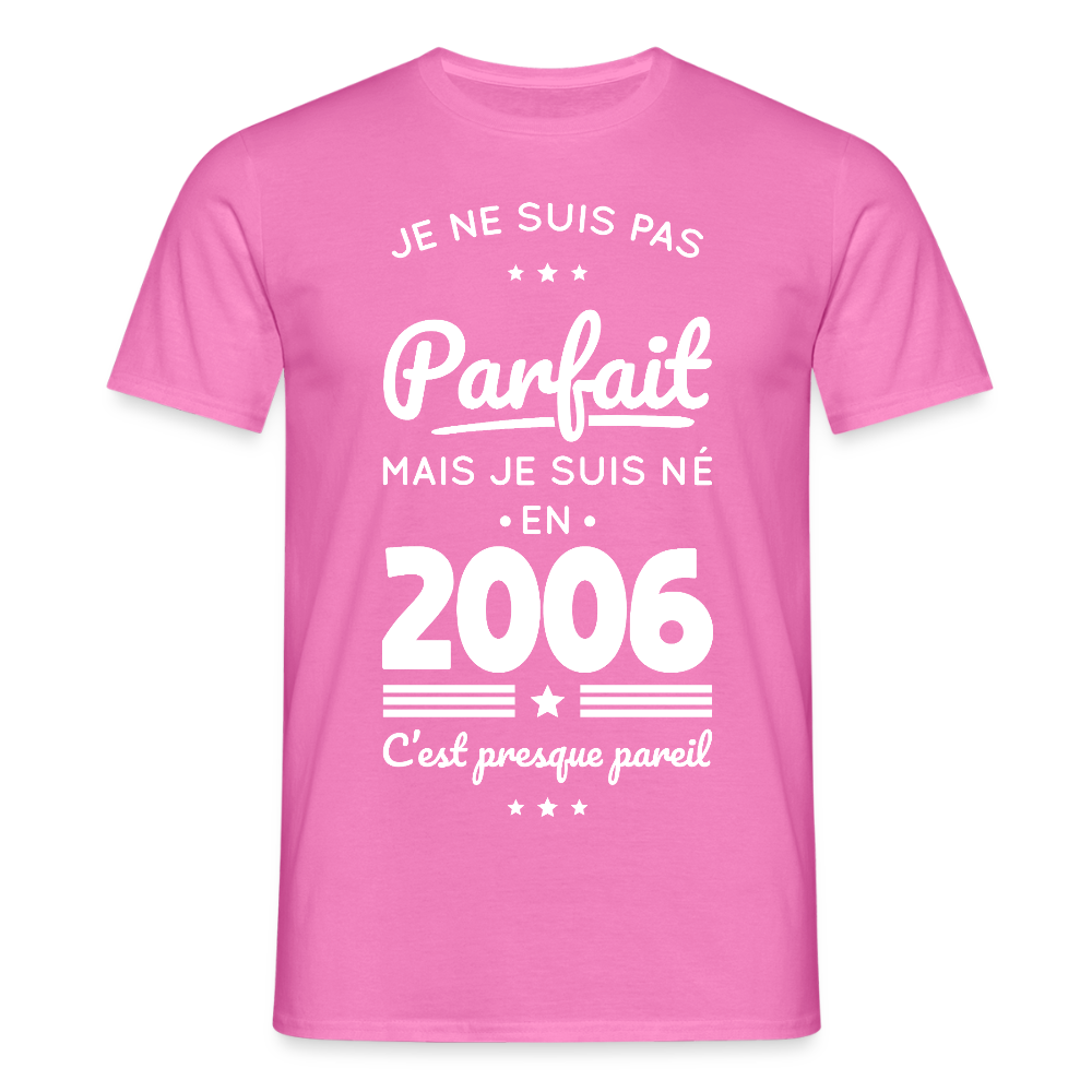 T-shirt anniversaire homme 20 ans – Pas parfait mais né en 2006 - rose