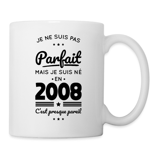 Mug blanc anniversaire homme 18 ans – Pas parfait mais né en 2008 - blanc