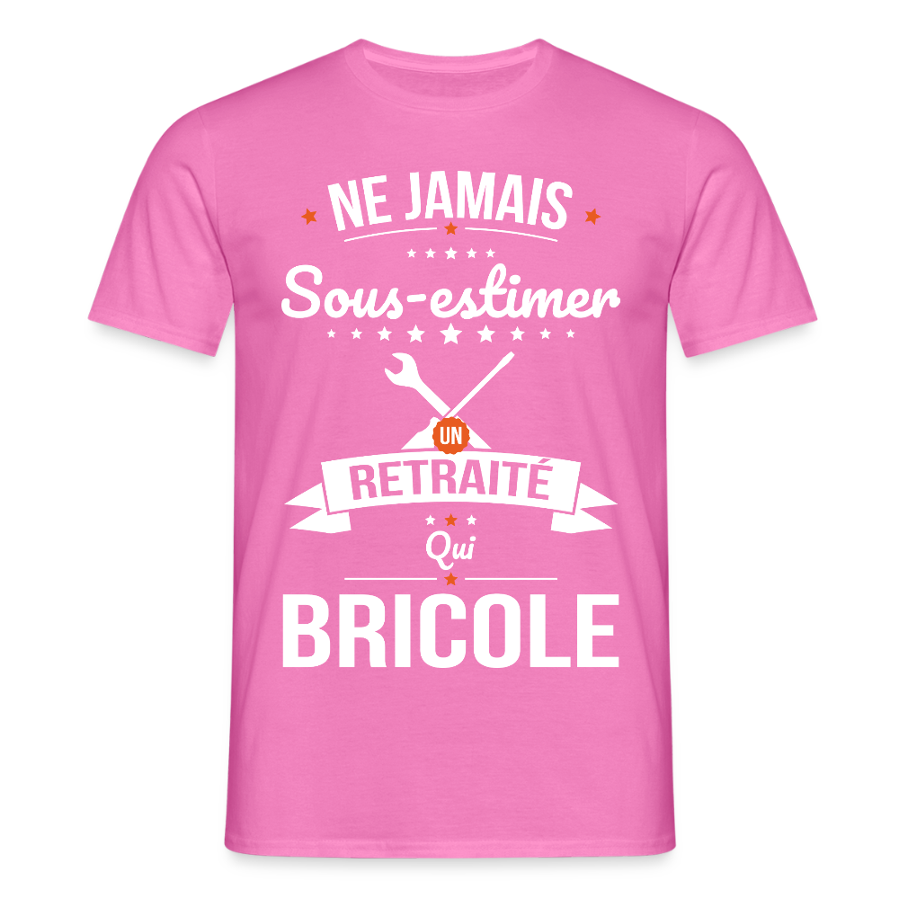 T-shirt Homme - Ne jamais sous-estimer un retraité qui bricole - rose
