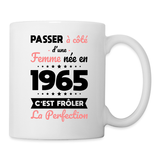 Mug blanc - Anniversaire 60 Ans - Née en 1965 - Frôler la perfection - blanc